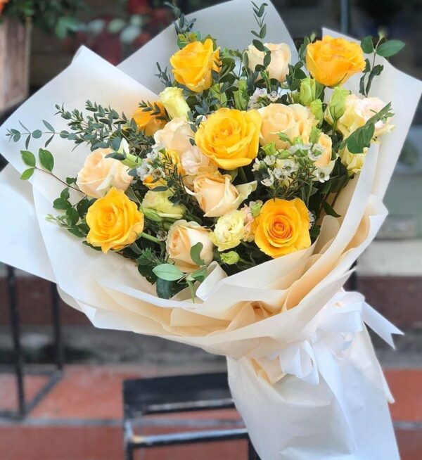 Bó hoa hồng vàng đẹp nhất: Hãy chiêm ngưỡng bó hoa hồng vàng đẹp nhất trên thế giới với những cánh hoa rực rỡ, tươi mới. Với sắc vàng đặc trưng của hoa hồng này, sẽ làm cho căn phòng của bạn trở nên tràn đầy màu sắc và năng lượng tích cực.