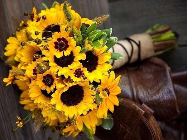 Bó hoa hướng dương là lựa chọn tuyệt vời để tặng quà cho người thân, bạn bè hay đối tác. Những đóa hoa to lớn, vàng rực rỡ và thân thiện sẽ làm cho bó hoa của bạn trở nên đặc biệt và ý nghĩa.