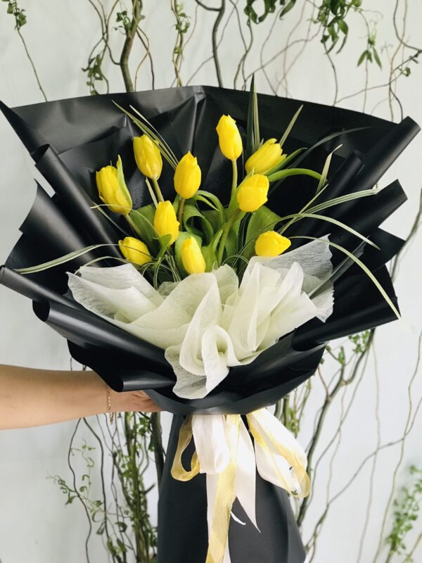 Bó hoa tulip màu vàng tươi tắn